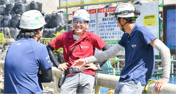 現場での打ち合わせとコミュニケーションの様子
