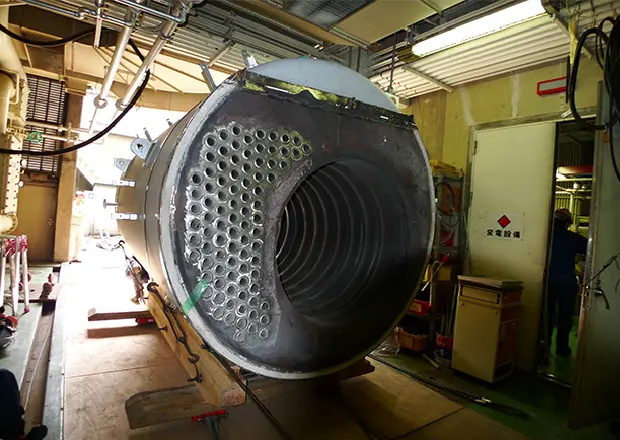 ボイラー内部の整備作業の様子